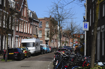 900168 Gezicht in de Douwes Dekkerstraat te Utrecht, uit het zuiden.